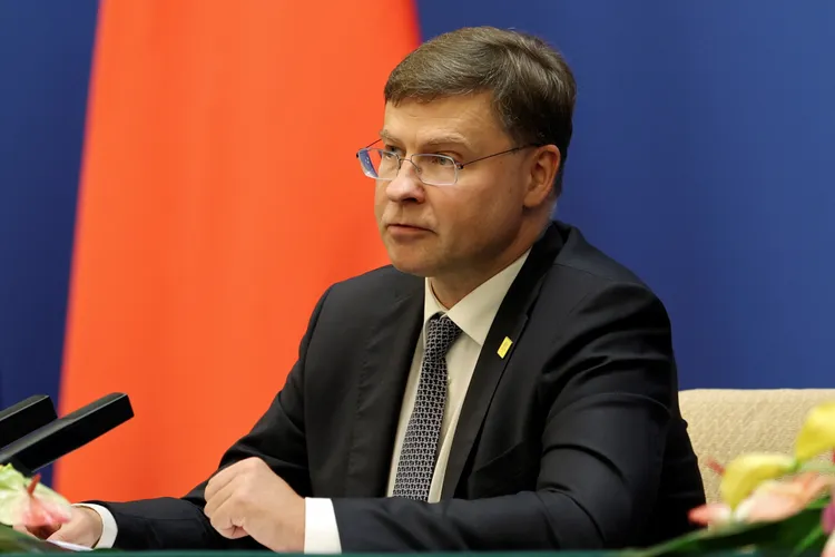 杜姆布羅夫斯基斯25日在北京出席「歐盟與中國高層經貿對話」相關記者會。路透社