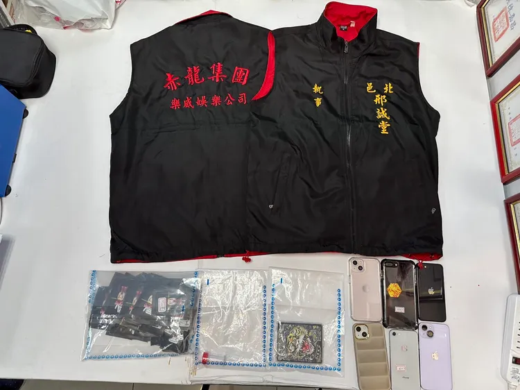 警方查扣相關證物。翻攝畫面