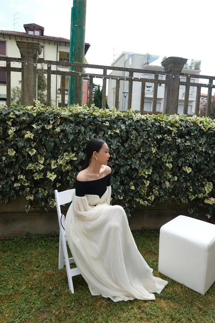 林映唯身著Chloé 2023秋冬新款黑白平肩禮服。品牌提供