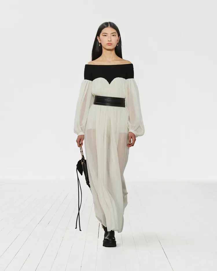 Chloé 黑白撞色平口露肩羊毛薄紗洋裝，13萬6600元。品牌提供