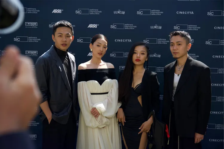 李鴻其（左起）跟演員林映唯、鄭青羽、林可人出席威尼斯影展。品牌提供