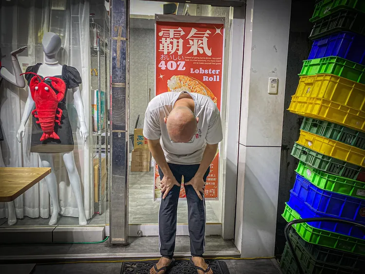 店家向大家鞠躬道歉。