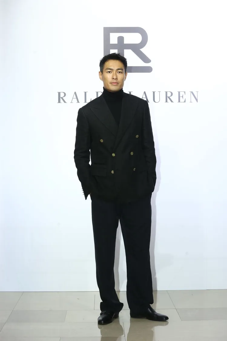 楊祐寧換上KENT手工量身訂製亞麻西裝外套。攝影中心攝