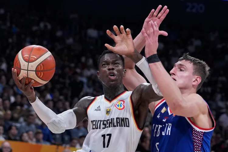 施羅德(左)強攻。美聯社