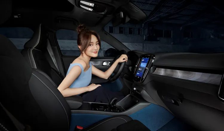 除了車身線條設計很搶眼外，峽灣藍的內裝設計與阿比斯庫地形圖飾版是最吸引王淨的特色。原廠提供