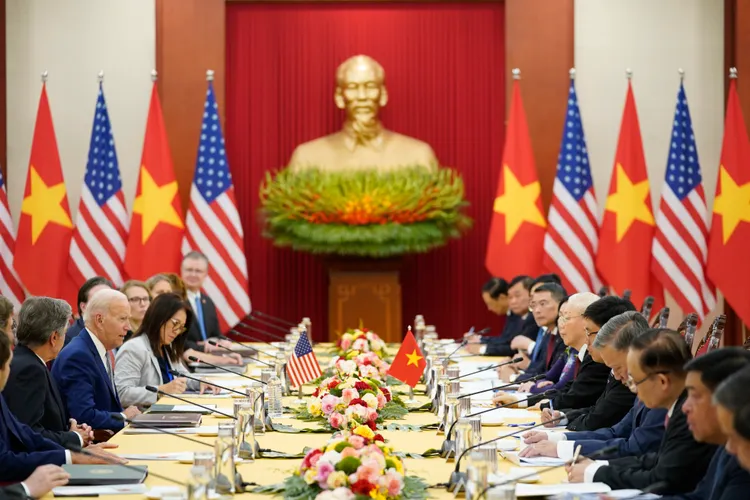 美國總統拜登（左）與越共總書記阮富仲（右）會談時強調，美國與越南（右）將深化在關鍵和新興科技領域的合作，尤其是打造更具韌性的半導體供應鏈。美聯社