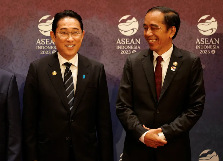 日本首相岸田文雄（左）與東協峰會主辦國印尼總統佐科威。路透社