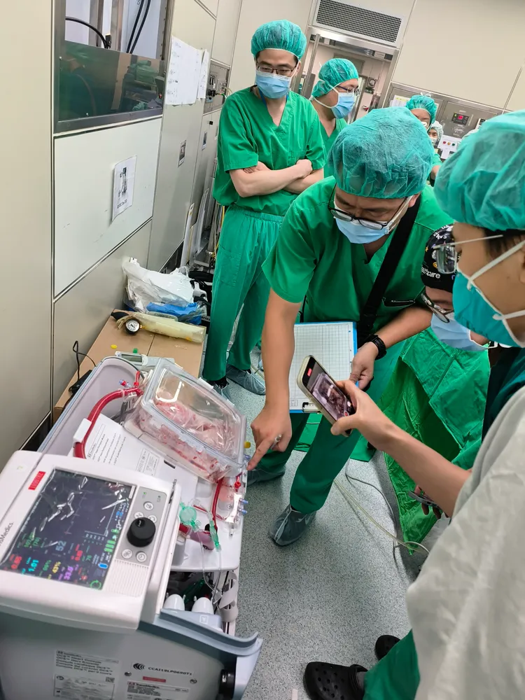 心臟放在OCS運送，儀器會模擬人體生理將心臟保存於攝氏34度環境。三總提供