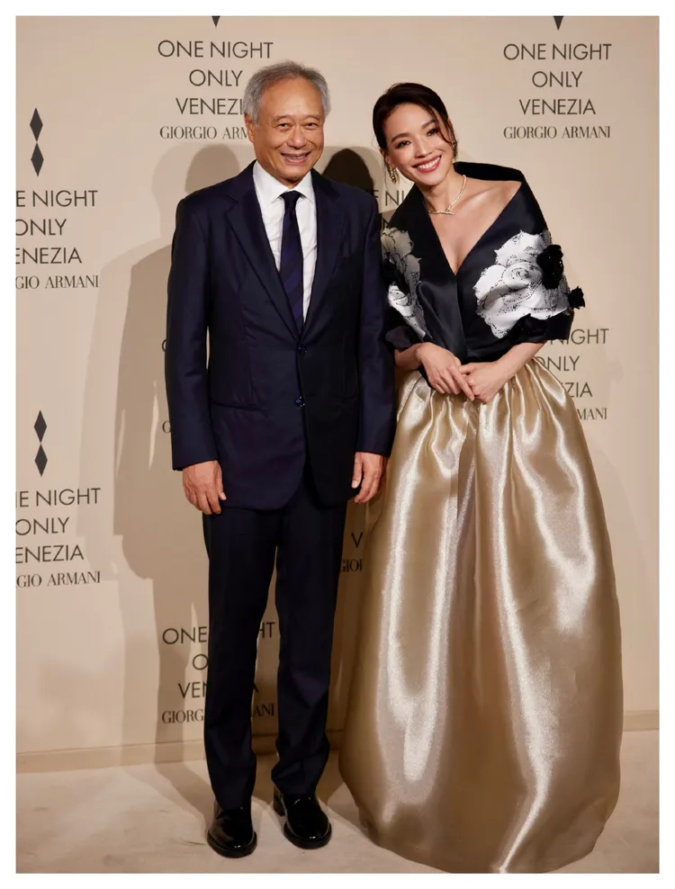 舒淇與李安在晚宴上合影。翻攝東申未來微博