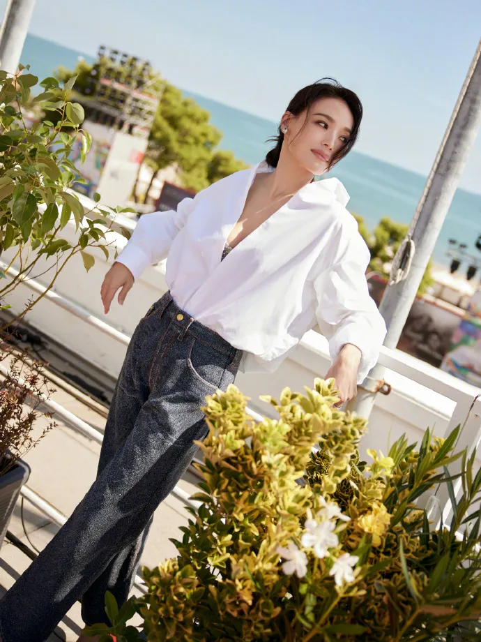 這不是一件普通的牛仔褲，它是Valentino 23秋冬高定的開場Look，製作方式非常炫技。翻攝迪西微博