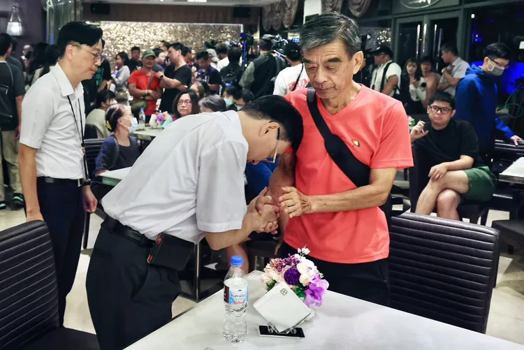 馮先勉向受災戶致歉。林林攝
