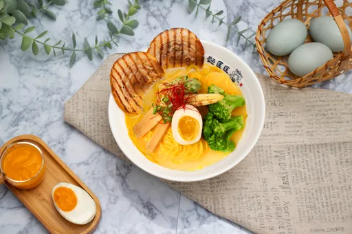 台灣經典美食鹹蛋黃進化！麵匡匡「鹹蛋黃金沙拉麵」今登場