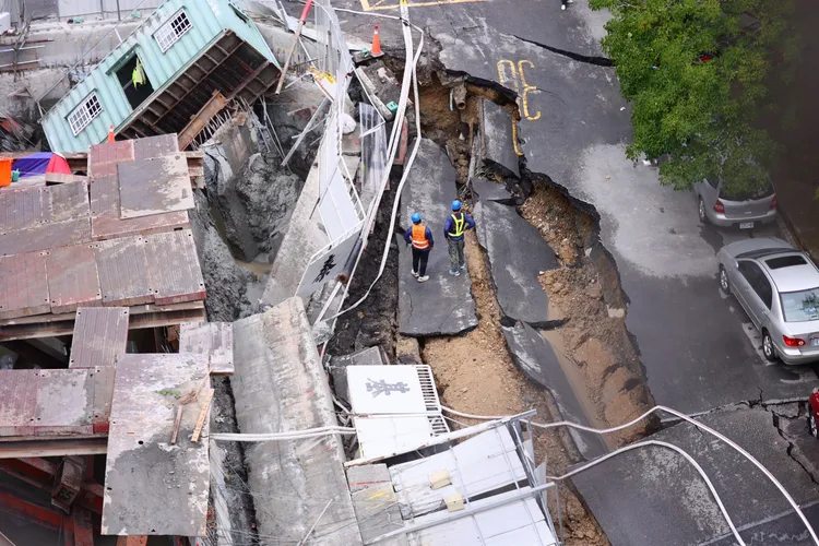 台北市長蔣萬安坦言建管處在今年4、5月收到住戶書面申訴牆壁龜裂，建管處當時認為「無危害公共安全之虞」。彭欣偉攝