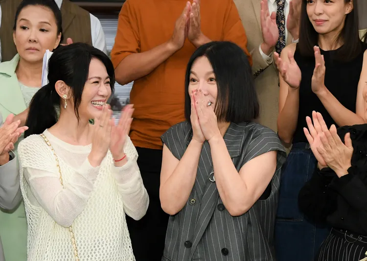 苗可麗（右）很驚喜，左為星卉。三立提供