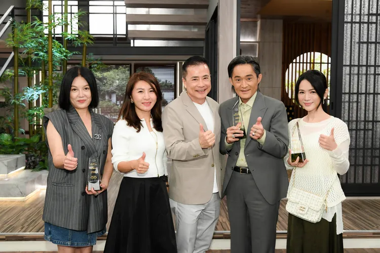 苗可麗（左起）、三立總經理高明慧、董事長張榮華、星卉和江國賓。三立提供