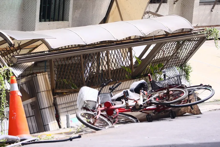 「基泰大直」建案施工造成大直街94巷內房屋傾斜下陷。彭欣偉攝