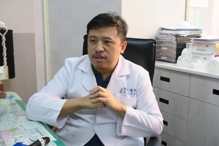 彰化醫院整形外科醫師呂明川說，男性女乳症常見於嬰兒、青少年及老年，因荷爾蒙變化而引發。院方提供