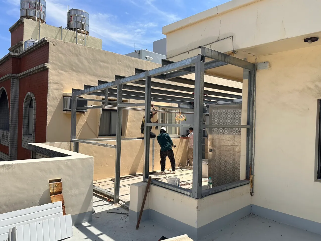 五樓曬衣場違建拆除中。民眾黨新竹市黨部提供