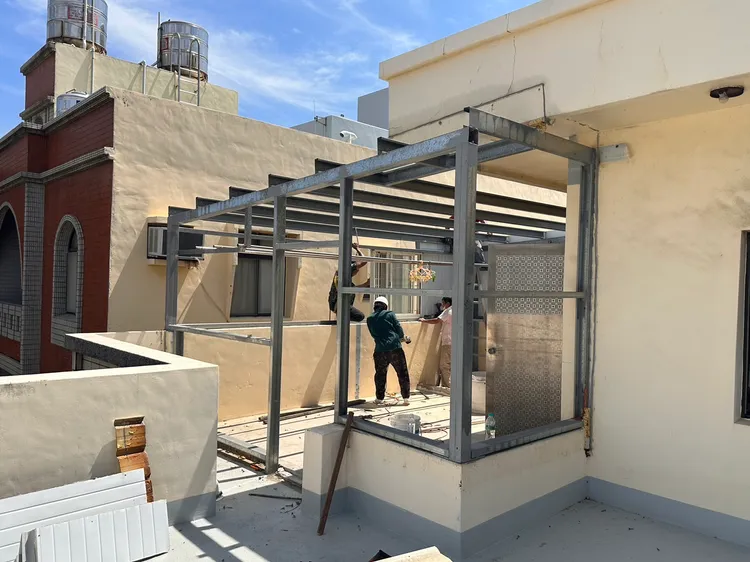 五樓曬衣場違建拆除中。民眾黨新竹市黨部提供