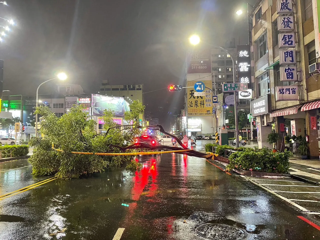 三民區十全一路路樹倒塌,員警在現場拉起封鎖線。翻攝畫面