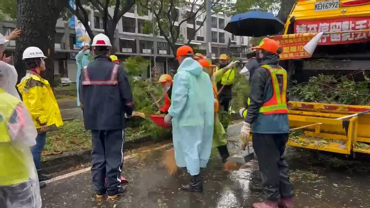 陳其邁市長前往楠梓視察路樹障礙排除與市容恢復作業。市府提供