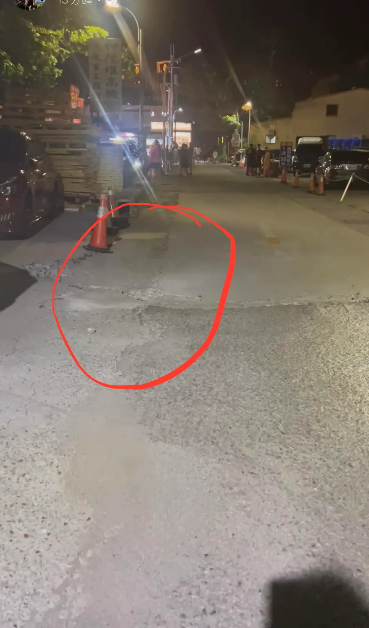 去頭份新夜市「公11夜市市集」地面有坑洞,讓女童一腳踩空受傷。翻攝《我是頭份人》社團