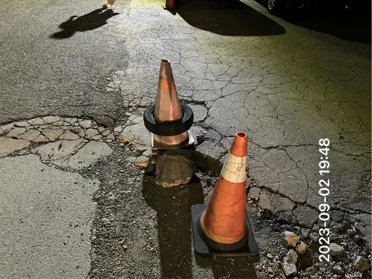 苗栗縣議員蕭詠萱於下方留言「目前警察已將坑洞遮蔽，還是要請逛尚順夜市或是在附近散步的鄉親們多加注意腳下安全，水利會也將在明日儘速將坑洞填補起來」。翻攝《我是頭份人》社團