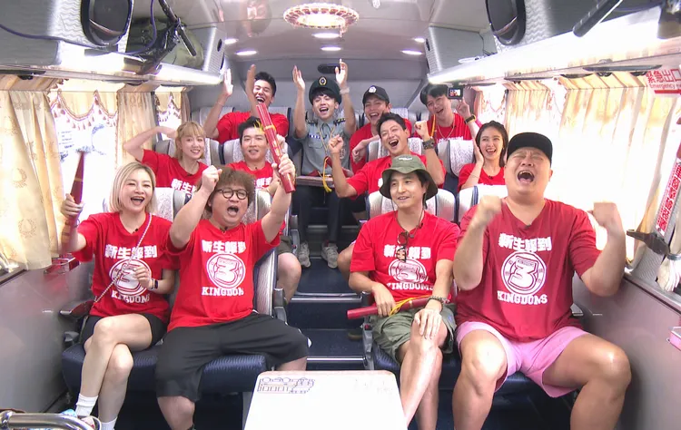 主持群回到熟悉的遊覽車上。台視提供