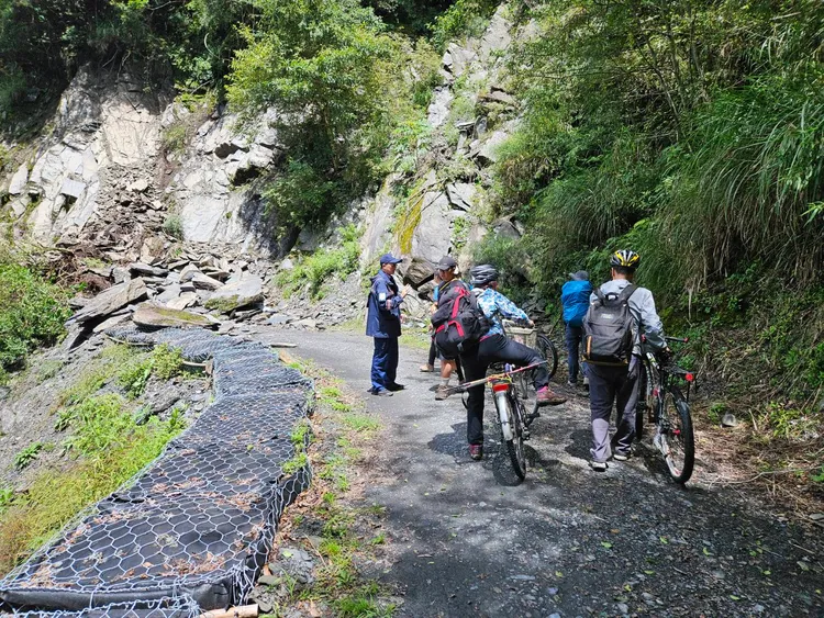苗栗縣泰安鄉觀霧地區大鹿林道東線5.2公里，8月29日有多名登山客、自行車友受困。警方提供