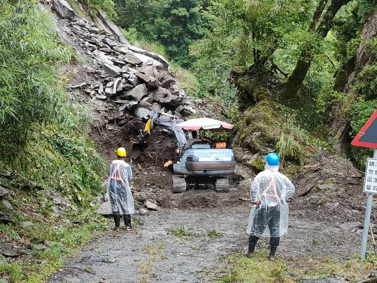 坍方路段仍在搶修中。警方提供