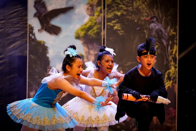 興中國小透過創作族語戲劇讓孩子主動學習族語。教育局提供