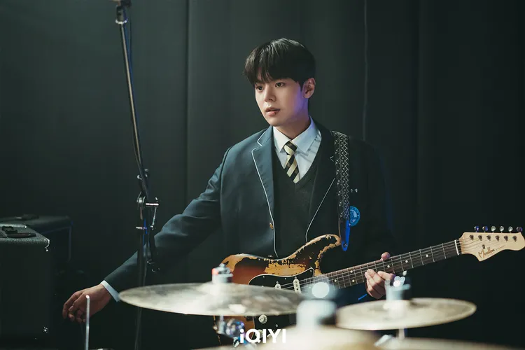 厲雲劇中要會手語，還會彈吉他。愛奇藝國際站提供