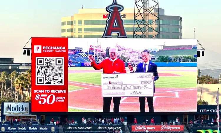 天使隊主場舉辦的「全壘打送愛心」捐贈儀式，現場看板也實況播出捐贈儀式及累計的捐贈金額。業者提供