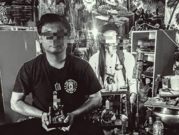 葉男(左)提供他和泰國法師的合照取信阿莉。阿莉提供