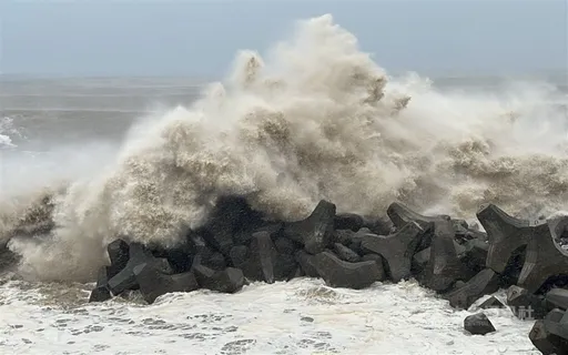 海葵戀棧台南高雄沿海打轉　颱風將朝澎湖南方海面移動
