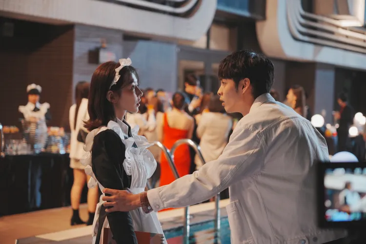 邵雨薇（左）穿女僕裝打工巧遇曹佑寧。CJ ENM HK提供