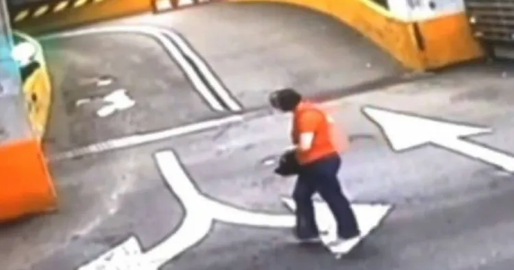 朱母遇害前在社區的最後身影。翻攝畫面