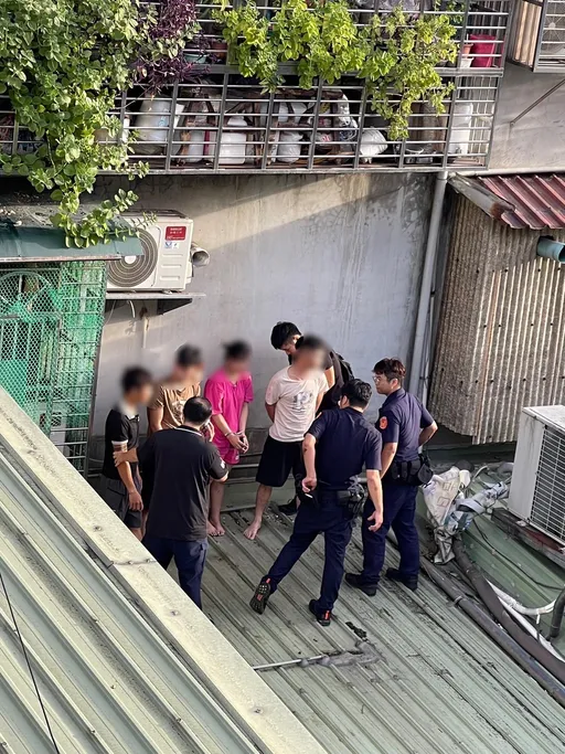 新莊警破獲逃逸移工老巢逮7人 多人冒險爬3樓鐵皮屋頂躲警畫面曝光
