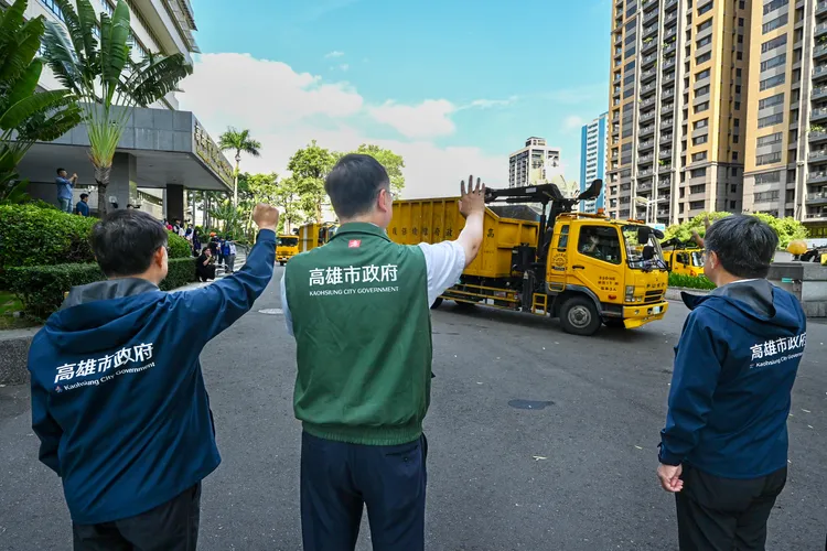 高雄市政府派出40車、100人前往台東支援恢復市容。市府提供