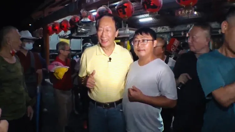 郭台銘受訪後與民眾合影留念。取自郭台銘直播