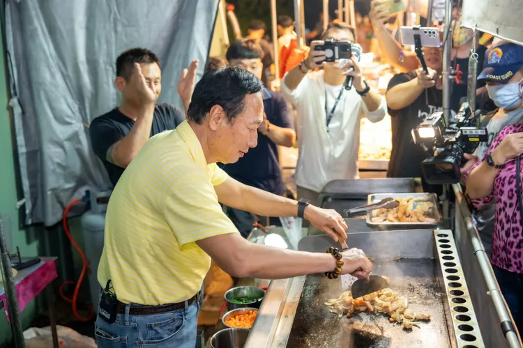 郭台銘炒鐵板展現持廚藝。郭台銘陣營提供
