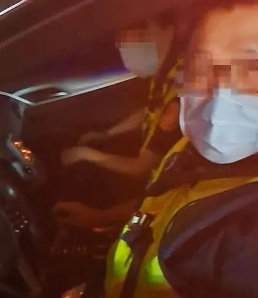 國道警察勤務時間被民眾拍到下國道跑到超商。翻攝畫面