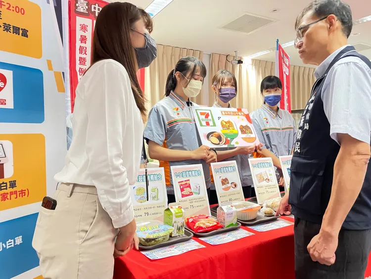 台中市教育局長蔣偉民，關心超商兌換安心午餐券情況。市府提供