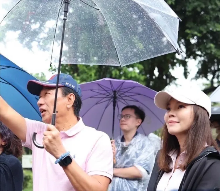郭台銘感性表示很珍惜能陪太太撐傘逛街。翻攝郭台銘臉書