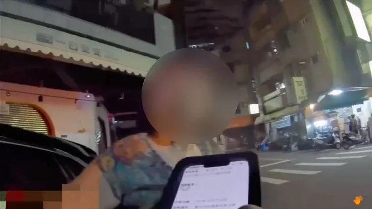 馬女拒不提供證件供警方開單舉發。民眾提供