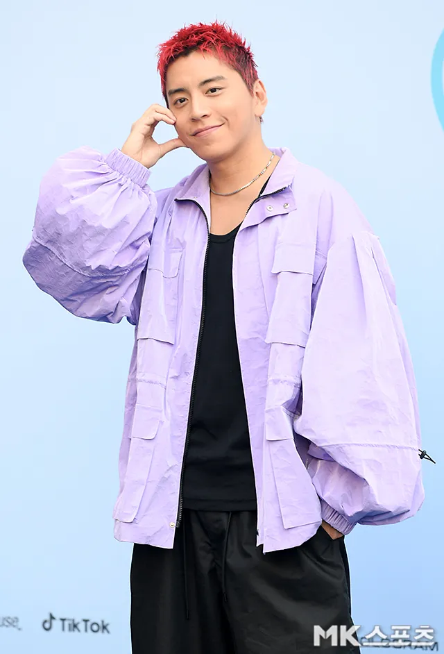 王大陸今天繼續在首爾時裝周看秀，入境隨俗比臉頰愛心。翻攝韓網