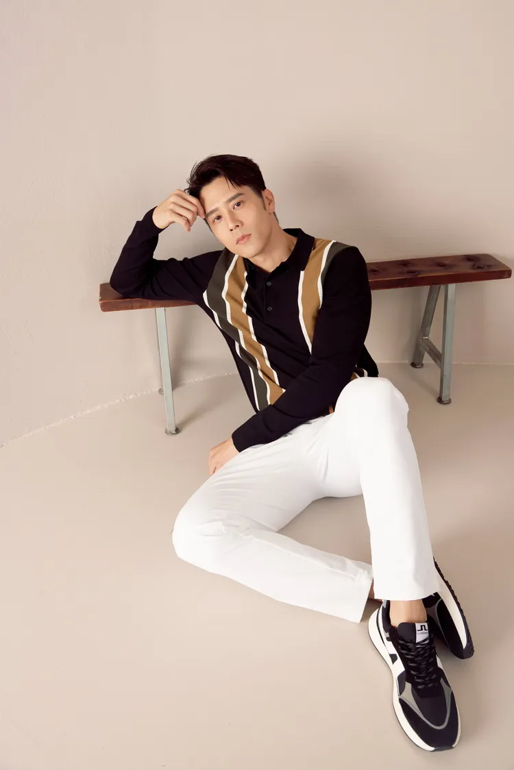 胡宇威穿著JL絲光針織條紋長袖Polo衫6480元、立體高彈雙面機能長褲7980元、經典Logo輕量跑鞋9980元。品牌提供