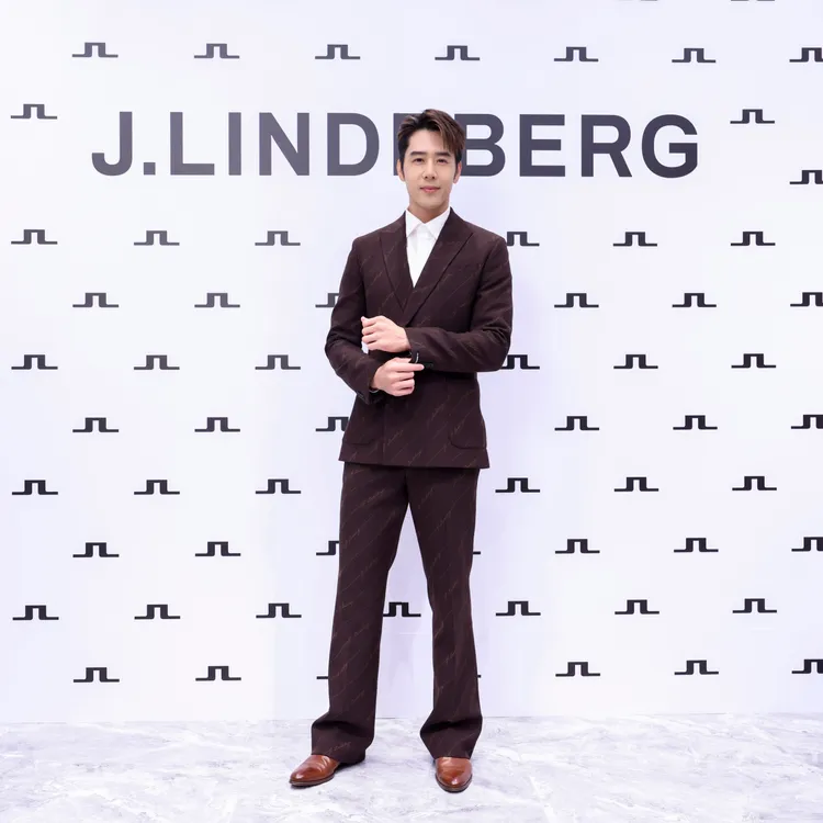 胡宇威穿著JL Logo緹花羊毛獵裝2萬4800元、斜紋府綢商務襯衫5980元、Logo緹花羊毛長褲1萬3980元。品牌提供