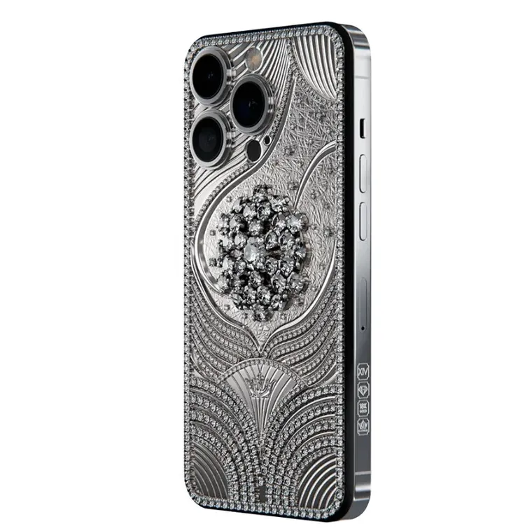 18K白金版iPhone 15 Pro/Max，機背鑲出鑽石花，每個配置版本限量3部。翻攝Caviar