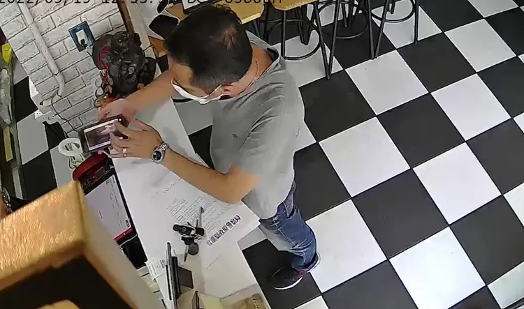 毛員跑來王男工作的地點指出雙方都闖紅燈。王先生提供